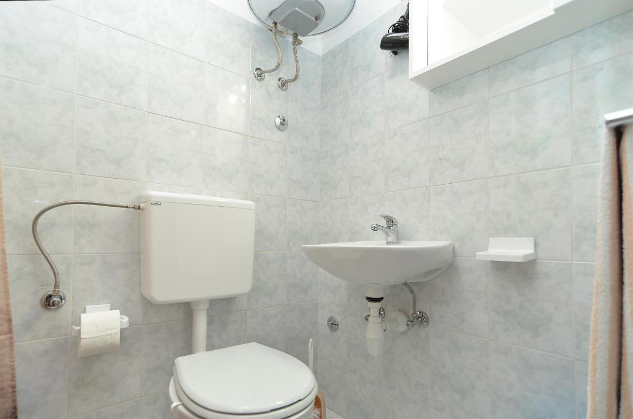 Veli Vrh 2208 *